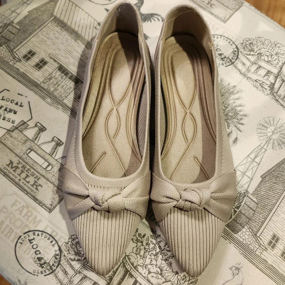 Womens Cream Pointed Toe Flats- Knit With Bow Knot Detail Sz 8 (Fit Big)